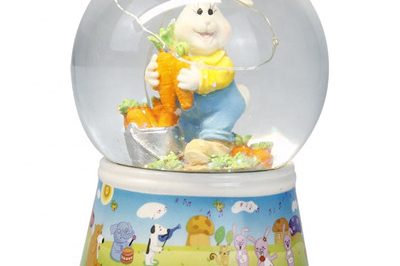 Battery operated musical resin easter rabbit snow globe (4)