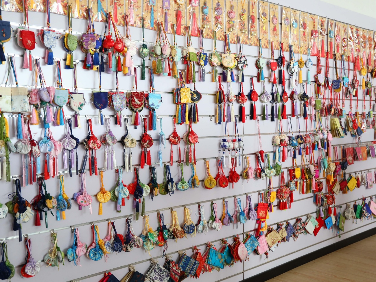 Gift Pouch And Ornament Accessory Sample Display